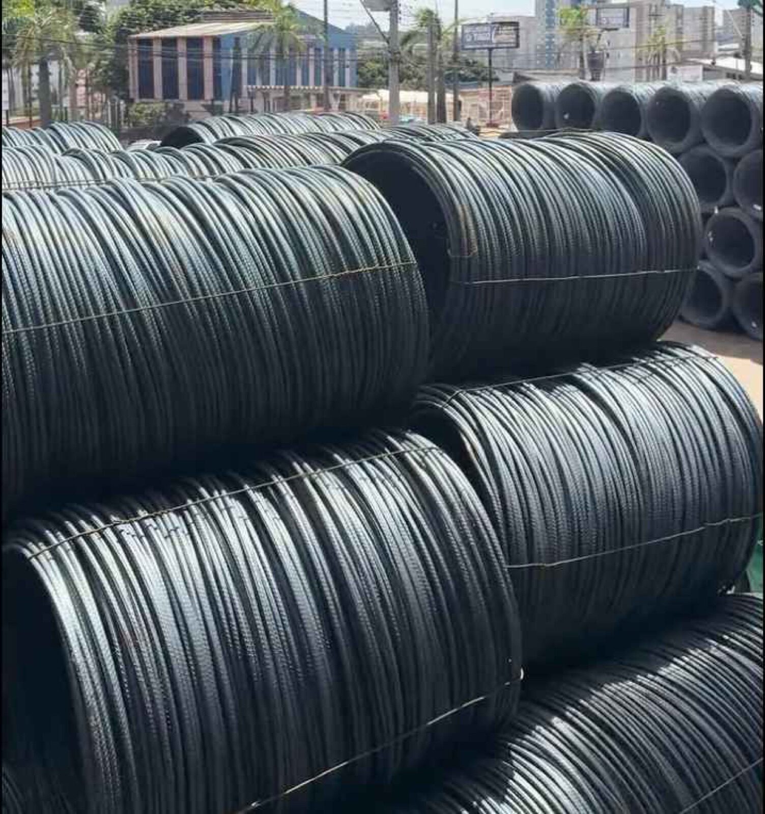 Bobinas de vergalhão de aço em pátio de distribuidora