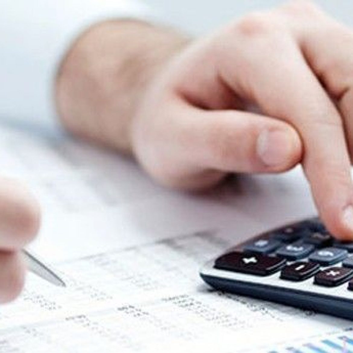 homem calculando numeros