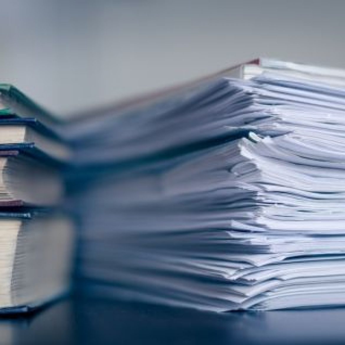 pilha de papel em cima da mesa