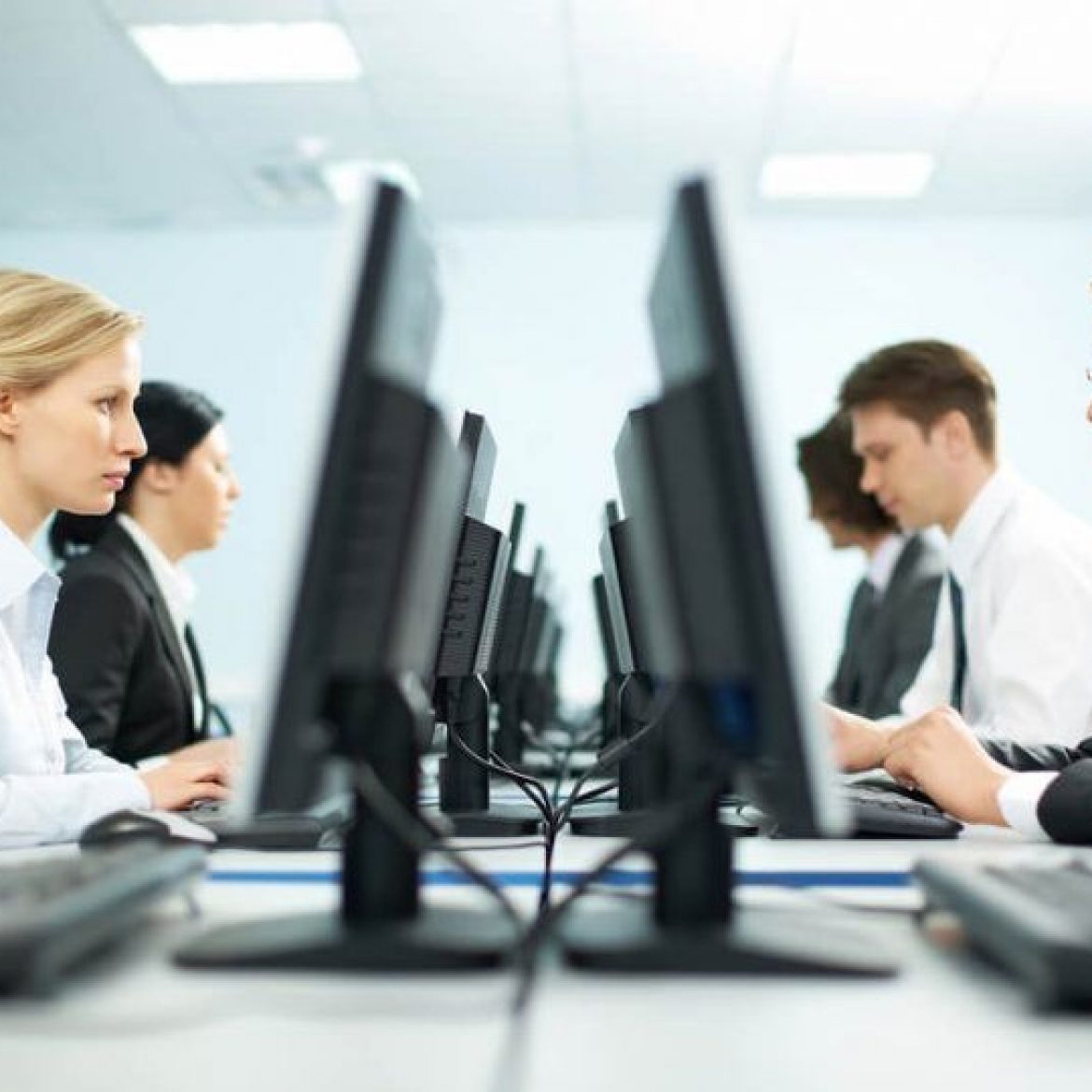 pessoas trabalhando em computadores